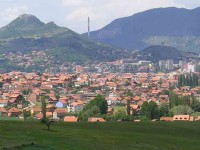 Север Косовке Митровице са твђавом Звечан у позадини, лево Фото: Википедија