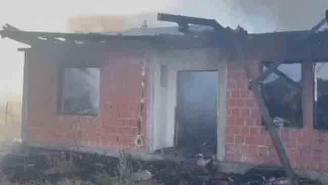 Вучитрн: Трећи пут спаљена повратничка кућа Фото; Танјуг, илустрација