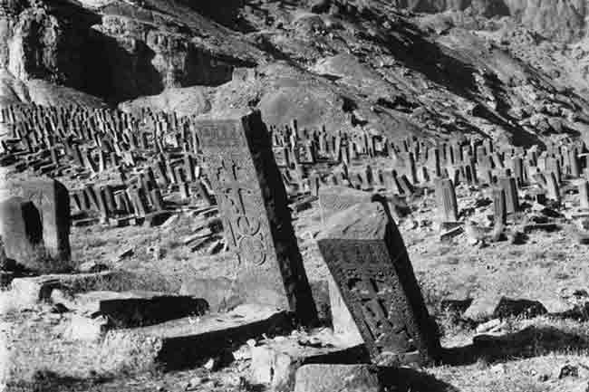 Фотографија јерменског гробља Џулфа, коју је направио Арам Вруир за часопис Christian East, 1915. година Фото: Standard.rs, Argam Ayvazyan Digital Archive
