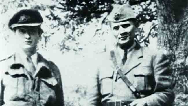 Капетан Виљем Дикин и самопроглашени маршал ЈБТ у тренуцима одмора у Јајцу новембра 1943. Фото: Вечерње новости