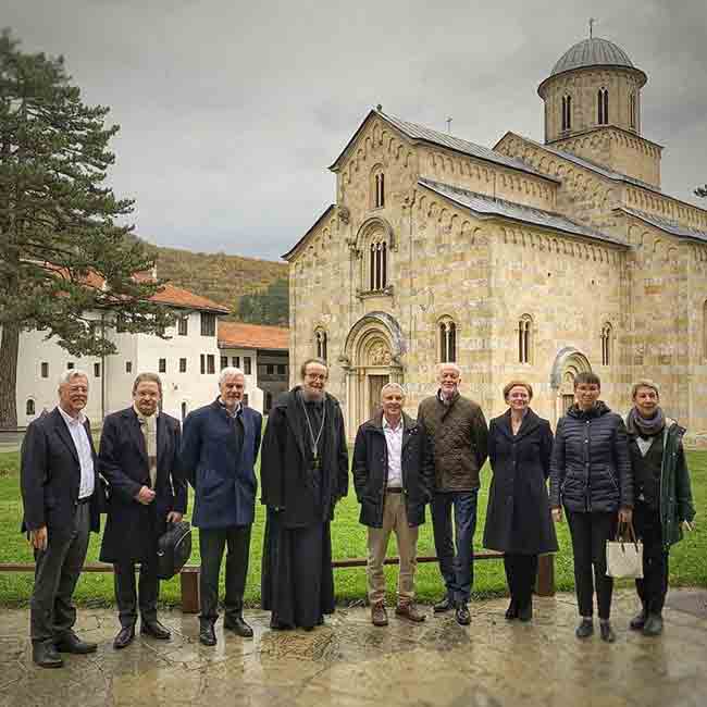 Игуман Сава и немачки дипломатски службеници у српском манастиру Високи Дечани, новембар 2023. Фото: Твитер