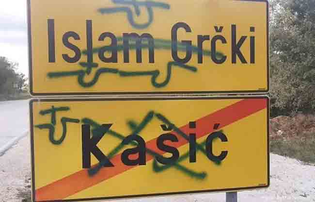 Саобраћајне табле на улазу у Кашић и Ислам Грчки исписане усташким нацистичким инсигнијама Фото: Портал Новости