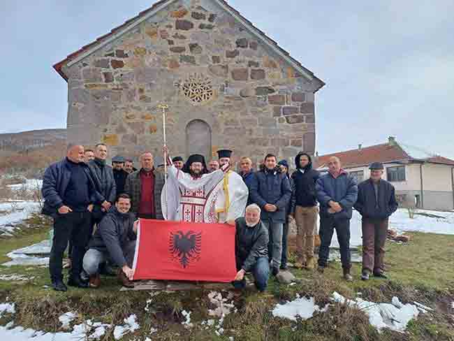 Лажни свештеник Никола Џуфко и челници општине Подујево са албанском заставом  Фото: Епархија Рашко-призренска