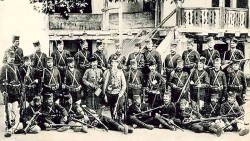 Чета војводе Ђорђа Скопљанчета августа 1905. године, у селу Лепчинце код Врања, пред битку за Гуглин. Војвода Скопљанче у средини, до њега Тодор Стојковић. У горњем реду, трећи слева Љуба Јездић, до њега војвода Војин Поповић Вук Фото: Војна књижара, архивска разгледница, Wikimedia Commons. Zoupan