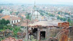 Са Доњосрбичанима своје домове морали су да напусте и Призренци: српска четврт у старом делу Призрена 2002. Фото Википедија, Sonaz