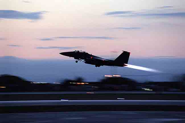 Вишенаменски борбени авион Ф-15Е Страјк Игл (F-15E Strike Eagle) узлеће у бази Авијано (Италија) током напада на Југославију 1999. године Фото: Википедија, USAF