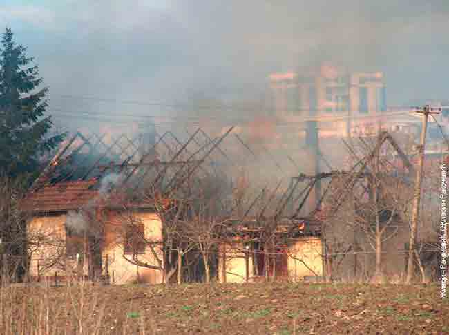 Досије Косово „Погром“ , Чаглавица, март 2004, кадар из филма Фото: Живојин Ракочевић, РТС 