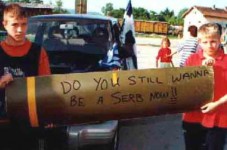 „Хоћеш ли још да будеш Србин, после овог?“, на контејнеру касетне бомбе после бомбардовања Ниша 7/12. мај 1999. године Фото: лична Архива 1999.