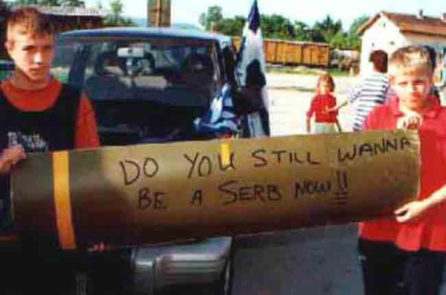 „Хоћеш ли још да будеш Србин, после овог?“, на контејнеру касетне бомбе бачене на Ниш, 7/12. мај 1999. године Фото: лична Архива 1999.
