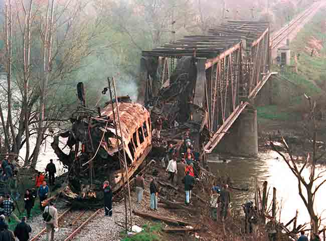 Последице гранатирања путничког воза на мосту изнад Јужне Мораве у Грделичкој клисури 12. априла 1999. године (Други дан Васкрса). Према пронађеним телима убијено је најмање 13, рањено 16 уз најмање 21 несталог цивила (у возу је било више од 50 путника). Фото: лична Архива, 1999.