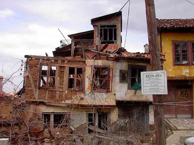Призрен, Поткаљаја, непосредно после мартовског погрома 2004, Област заштите КФОР-а Фото: интернет