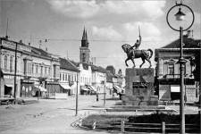 Споменик краљу Александру око кога је 27. марта 1941. г. организован митинг подршке новој југословенској влади и краљу Петру II Фото: Ravnoplov.rs, из књиге М. Степановића 150 година Гимназије у Сомбору