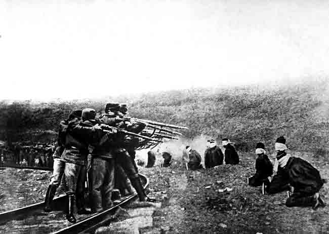 Аустроугарска егзекуција Срба после краха устанка, 1917. Фото: Министарство одбране Р. Србије, Војни музеј Аустроугарска егзекуција Срба после краха устанка, 1917. Фото: Министарство одбране Р. Србије, Војни музеј