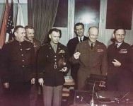 Савезнички и совјетски високи официри непосредно пошто су ген. Јодл и немачка делегација потписали безусловну предају немачких оружаних снага, Ремс, 7. мај 1941. године. На фотографији с лева надесно ген. И. Суслопаров, ген. Ф.Е.Морган, ген. В.Б.Смит, кап. Кеј Самерзби (заклоњен), кап. Х.Ц.Бачер, ген. Д. Ајзенхауер, марш. А. Тедер Фото: Wikimedia Commons, Army Signal Corps Collection, PD-USGov-Military-Army