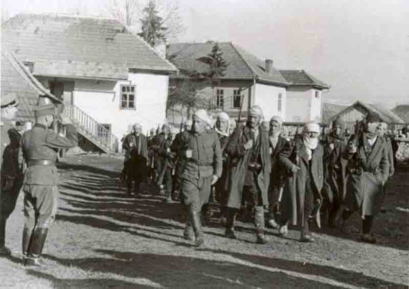 Генерал Штетнер врши смотру муслиманске милиције у Сјеници, 1943. гoдине Фото: из књиге „Стара Рашка под италијанском окупацијом 1941-1943.“ др Милутина Живковића из колекције Банета Гајића Генерал Штетнер врши смотру муслиманске милиције у Сјеници, 1943. гoдине Фото: из књиге „Стара Рашка под италијанском окупацијом 1941-1943.“ др Милутина Живковића из колекције Банета Гајића