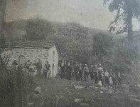 Неродимље: Црква Светог Арханђела (14 в), на десној страни у позадини бор Цара Душана, снимак из 1912. године Фото: Календар „Вардар“ за 1912. годину, Завичајно одељење Библиотеке града Београда, Wikimedia Commons