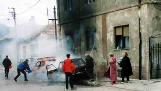 Ниш, Шуматовачка улица, 7. маја 1999. године, експлозија касетних бомби Фото: Политика, Комисија за процену штете од агресије НАТО алијансе на Ниш, архива градске општине Ниш Ниш, Шуматовачка улица, 7. маја 1999. године, експлозија касетних бомби Фото: Политика, Комисија за процену штете од агресије НАТО алијансе на Ниш, архива градске општине Ниш