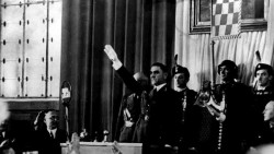 Анте Павелић поздравља на отварању заседања хрватског Сабора, фебруар 1942. Фото: Wikimedia Commons, Национални архив Пољске, Идавачка делатност Краков-Варшава (Wydawnictwo Prasowe Kraków-Warszawa), #2-16129, Музеј револуције народа Југославије