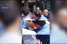 Косовска Митровица: Тортура шиптарске полиције над матурантом, чупање грлљана, 23. мај 2025. Фото: Kosovo OnLine screenshot, детаљ Српски меморијал