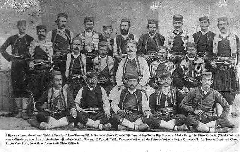 Вође Херцеговачког устанка (1875-1877), Перо Тунгуз други слева у првом реду; у средини Војвода Шашко Петровић Фото: Wikimedia Commons, Zoupan, PD Вође Херцеговачког устанка (1875-1877), Перо Тунгуз други слева у првом реду; у средини Војвода Шашко Петровић Фото: Wikimedia Commons, Zoupan, PD