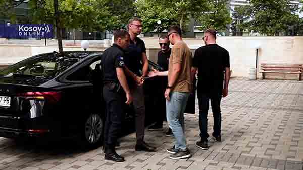 Довођење Игора Поповића, помоћника за правна питања директора Канцеларије за КиМ, у Специјални суд у Приштини Фото: Kosovo Online, screenshot Довођење Игора Поповића, помоћника за правна питања директора Канцеларије за КиМ, у Специјални суд у Приштини Фото: Kosovo Online, screenshot