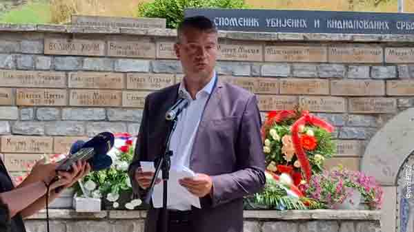 Игор Поповић, помоћник за правна питања директора Канцеларије за КиМ владе Србије на помену страдалим ораховачким Србима, 18. 7. 2025. Фото: РТС, screenshot Игор Поповић, помоћник за правна питања директора Канцеларије за КиМ владе Србије на помену страдалим ораховачким Србима, 18. 7. 2025. Фото: РТС, screenshot