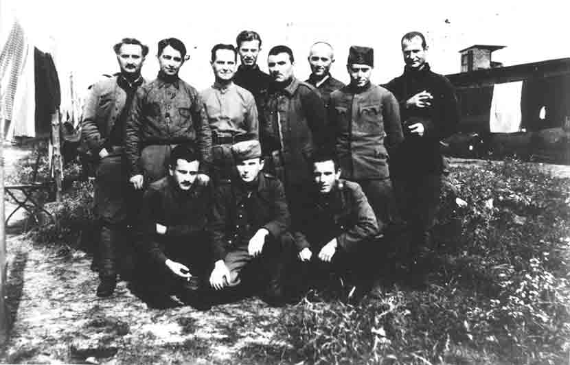Официри ЈкВ у логору Оснабрик Oflag VI c, новембар 1943: Горњи ред, слева надесно: 1.Ђорђе Лазарев 2. Јован Поповић (?) 3. Др Светислав Марић 4. Тихомир,Тића Марковић 7. Бошко Лукић 8. Ђурђе Бошковић Чуче: 1. Обрен Пејић 2. Максимовић Фото: #14909 Музеј револуције народа Југославије, znaci.org Официри ЈкВ у логору Оснабрик Oflag VI c, новембар 1943: Горњи ред, слева надесно: 1.Ђорђе Лазарев 2. Јован Поповић (?) 3. Др Светислав Марић 4. Тихомир,Тића Марковић 7. Бошко Лукић 8. Ђурђе Бошковић Чуче: 1. Обрен Пејић 2. Максимовић Фото: #14909 Музеј револуције народа Југославије, znaci.org