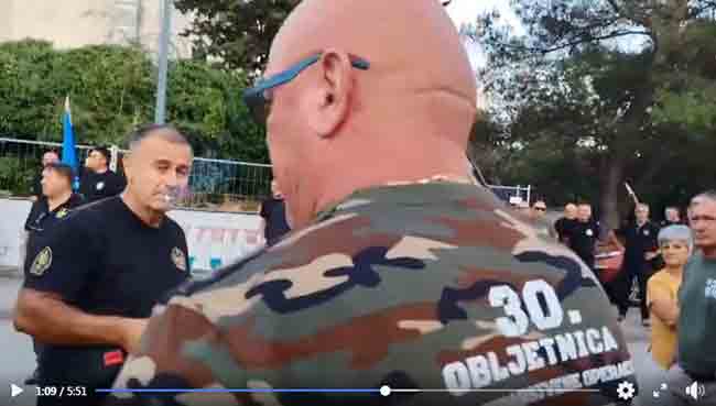Бенковац: ’Бранитељи‘ против Алфреда Жарија, Краља Ибија и позоришног фестивала Фото: ФБ налог Данка Дерифај, снимак екрана Бенковац: ’Бранитељи‘ против Алфреда Жарија, Краља Ибија и позоришног фестивала Фото: ФБ налог Данка Дерифај, снимак екрана