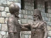 Андрићград: Споменик Мехмед--паши Соколовићу и патријарху Макарију (Соколовићу) Фото: РТС