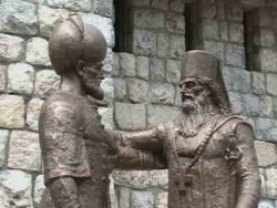 Андрићград: Споменик Мехмед--паши Соколовићу и патријарху Макарију (Соколовићу) Фото: РТС