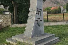 Усташки симболи на споменику у Баћевићима код Мостара Фото: РТРС, Срна