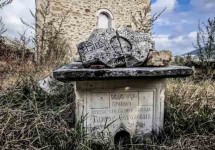 Гроб војводе Глигора Соколовића Небреговског (Небрегово, Османско Царство, 17. 1. 1872 - Небрегово, 29. 7. 1910) у порти цркве Светог Николе Фото: Спона, Адам Волњец