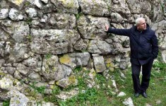 Павле Брајовић поред најстаријег дела зидина Фото: В. новости, Борис Субашић