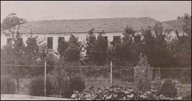 Старо Нагоричане: Стара школска зграда, снимак из 1924. године Фото: СПОНА, Филип Ђошевски, приватна архива Старо Нагоричане: Стара школска зграда, снимак из 1924. године Фото: СПОНА, Филип Ђошевски, приватна архива