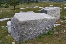 Стећак са мотивом Кола (нематеријално културно наслеђе УНЕСКО 12.COM 11.b.28), Рисовац, Јабланица, БиХ, УНЕСКО светска баштина (42COM 7B.19) Фото: Wikimedia Commons, Dino Džino, CC BY-SA 3.0