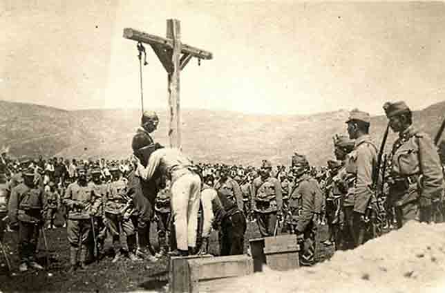 Аустроугарски злочини 1914. године Фото: Војни музеј из фундуса заплењених фотографија Комисије Ристе Маријановића Аустроугарски злочини 1914. године Фото: Војни музеј из фундуса заплењених фотографија Комисије Ристе Маријановића