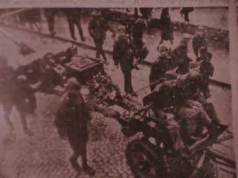 Скопље: Дочек з. остатака Г. Делчева, 7-9. октобар 1946. Фото: Документарни филм <i>Посмртното патување на Гоце Делчев</i>, РТВ Скопље, 8.5.1982. screenshot Скопље: Дочек з. остатака Г. Делчева, 7-9. октобар 1946. Фото: Документарни филм Посмртното патување на Гоце Делчев, РТВ Скопље, 8.5.1982. screenshot