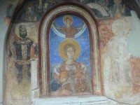 Фреска Краља Марка (лево) и ктитора Каља Вукашина (десно), изнад јужног улаза у цркву Марковог манастира (Маркова Сушица, Скопље, 1345-1372), посвећеног Светом Димитрију (у средини). Фото: Wikimedia Commons