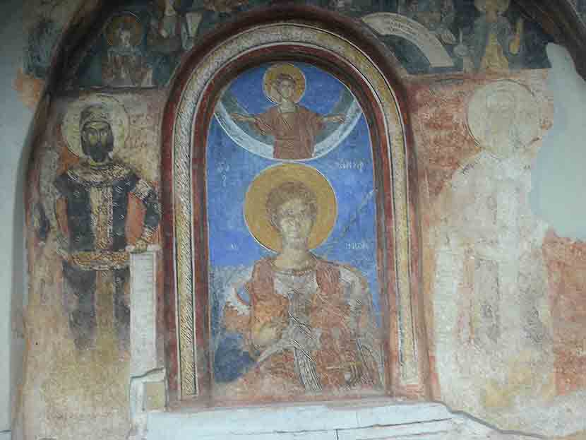 Фреска Краља Марка (лево) и ктитора Каља Вукашина (десно), изнад јужног улаза у цркву Марковог манастира (Маркова Сушица, Скопље, 1345-1372), посвећеног Светом Димитрију (у средини). Фото: Wikimedia Commons Фреска Краља Марка (лево) и ктитора Каља Вукашина (десно), изнад јужног улаза у цркву Марковог манастира (Маркова Сушица, Скопље, 1345-1372), посвећеног Светом Димитрију (у средини). Фото: Wikimedia Commons