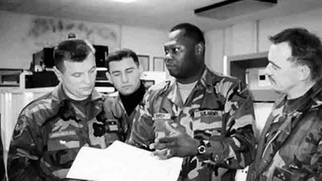 Хрватски шуц-генерал Анте Готовина (у средини) са официрима МПРИ (САД) на обуци за истребљење Срба у Републици Српској Крајини Фото: Политика, Yоutube РТС, screenshot