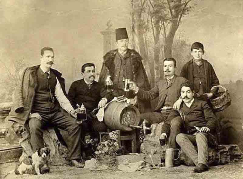 Прилеп: Гоце Делчев (седи крајње десно) на слави Митровдан породице Бабовић (Бабоски), 26. октобра / 8. новембра 1901. године Фото: Чудо, Wikimedia Commons (детаљи у напомени на крају текста) Прилеп: Гоце Делчев (седи крајње десно) на слави Митровдан породице Бабовић (Бабоски), 26. октобра / 8. новембра 1901. године Фото: Чудо, Wikimedia Commons (детаљи у напомени на крају текста)