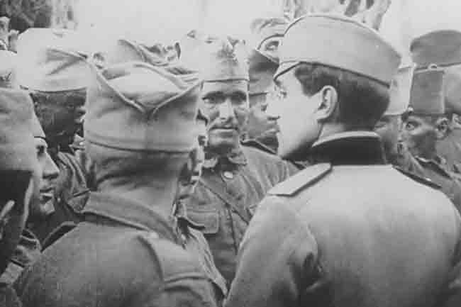 Регент Александар са војницима током Великог рата, <i>Голгота Србије</i> (1940), Станислав Краков Фото: Vimeo, Југословенска кинотека, Нови Стандард, screenshot