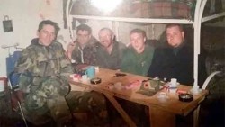 САС-овац Џон Харисон са саборцима из тзв. УЧК. Крајње лево Антон Куни, дипломац ЈНА, командант Арнаута у бици на Кошарама, потом ’министар војске и обавештајне службе‘ тзв Косова, држављанин Албаније Фото: Лични ФБ налог Џона Харисона, screenshot