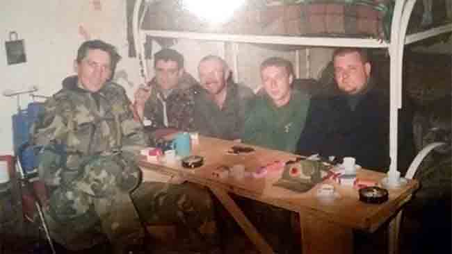 САС-овац Џон Харисон са саборцима из тзв. УЧК. Крајње лево Антон Куни, дипломац ЈНА, командант Арнаута у бици на Кошарама, потом ’министар војске и обавештајне службе‘ тзв Косова, држављанин Албаније Фото: Лични ФБ налог Џона Харисона, screenshot