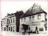 Десно: прва Српска читаоница у Бања Луци, основана 1845, изглед 1882. (лево: Апотека породице Брамер) Фото: Marković Peković Vanda, The first modern pharmacy in Banja Luka: The Brammer family, three generations of pharmacists, 2020, researchgate.net