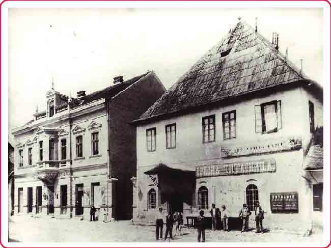 Десно: прва Српска читаоница у Бања Луци, основана 1845, изглед 1882. (лево: Апотека породице Брамер) Фото: Marković Peković Vanda, <i>The first modern pharmacy in Banja Luka: The Brammer family, three generations of pharmacists</i>, 2020, researchgate.net