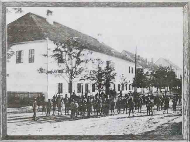 Богословија у Бања Луци (основана 1866), изглед из 1869. године  Фото: Архив СПЦ, <i>Православни појмовник</i>, Ненад Новаковић, Бањалука 2006, стр. 23