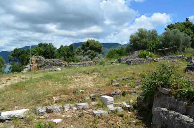 Остаци манастира Св. Архангела Михаила, Иловицa, Мохољска Превлака Фото: Wikipedia, Foto Остаци манастира Св. Архангела Михаила, Иловицa, Мохољска Превлака Фото: Wikipedia, Foto