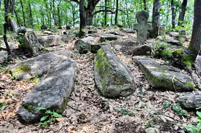Дежева: Мрамори на гробљу у Љуљцима, 13. век Фото: Вечерње новости, Борис Субашић
