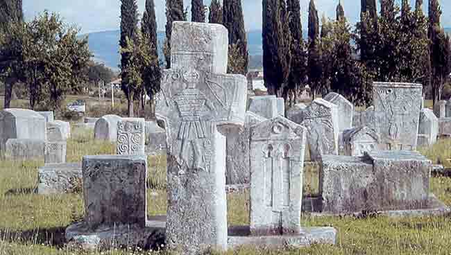 Столац: Некрополу (мраморје)  у Радимљи је упркос крстовима Трухелка прогласио паганском<br />  Фото: Wikimedia Commons, GNU FDL